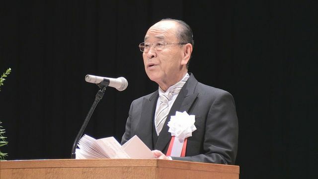 合併20周年記念式典であいさつする岩倉町長＝今年10月、南越前町