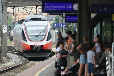 オーストリア中部ザルツブルク近郊のハライン駅。鉄道もバスも、駅やバス停という「点」でしか乗り降りできない（筆者撮影）