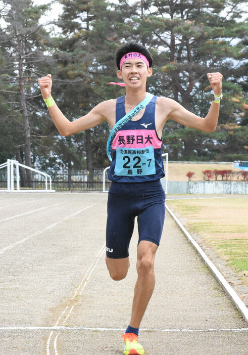 北信越地区代表を決めた長野日大の高橋佑光選手＝長野県大町市運動公園陸上競技場で、鈴木英世撮影