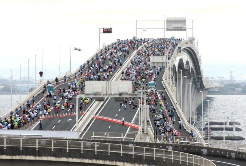 東京湾アクアラインを快走するランナー＝10日（海ほたるパーキングエリアから撮影）