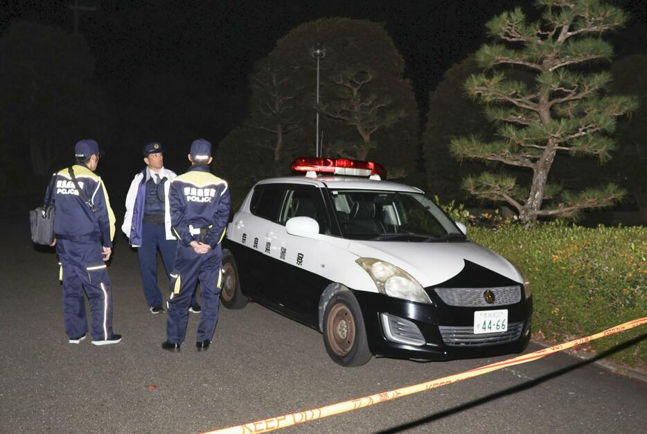 遺体が見つかった奈良市富雄元町の霊園付近＝18日午後10時7分