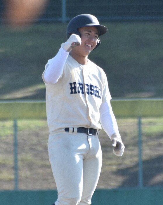 【広島商－岡山学芸館】一回、先制の3点適時二塁打を放ちガッツポーズする広島商・柳井晶翔選手＝島根県立浜山公園野球場で2024年11月3日午後1時50分、深野麟之介撮影