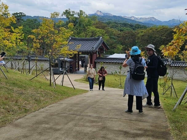 (写真：朝鮮日報日本語版) ▲10月9日から開放が始まった宗廟（そうびょう）北神門。写真は10月19日、北神門を訪れた市民が門を通って宗廟や昌慶宮を見て回ったり、門の前で記念写真を撮ったりしている様子。／金泰勲記者