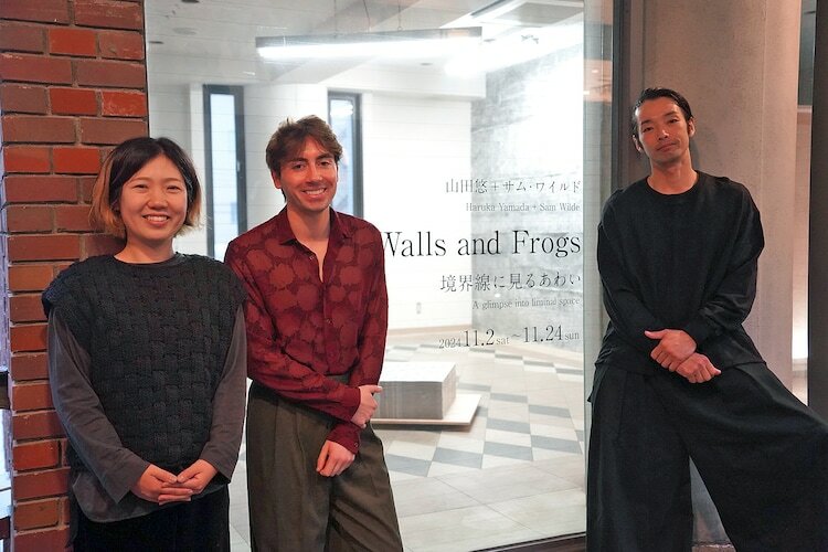 「AiRK Research Project vol.2 山田悠 + サム・ワイルド 2人展『Walls ans Frogs -境界線に見るあわい-』」より、左から山田悠、サム・ワイルド、森山未來。