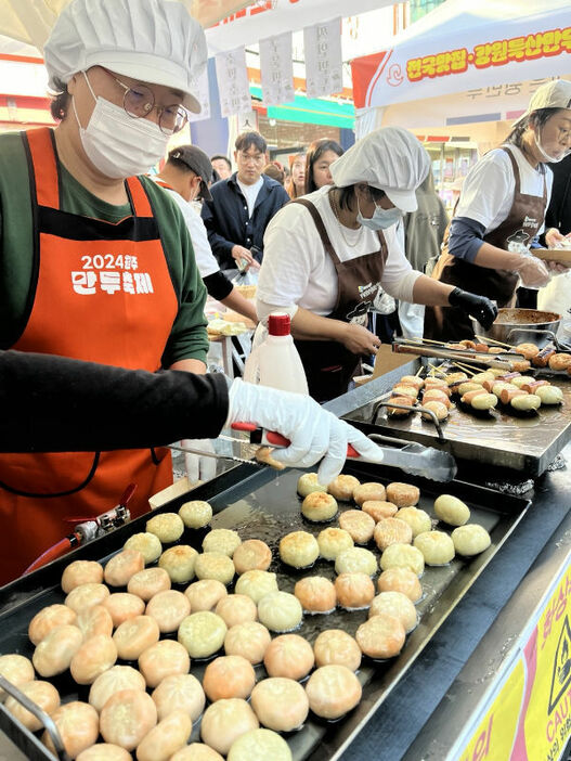 祭り会場には、工夫を凝らしたオリジナルギョーザが並んだ＝10月26日、韓国・江原道原州市