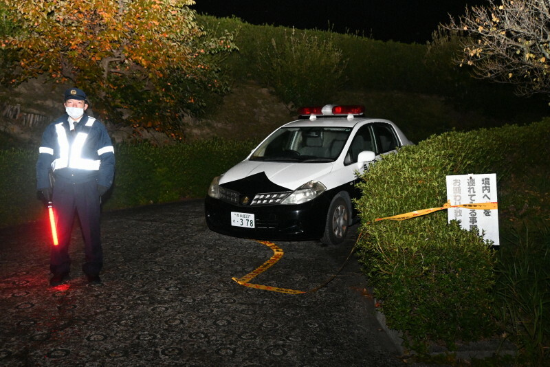 遺体が見つかった霊園で警備にあたる奈良県警の警察官＝奈良市富雄元町4の四天王寺大和別院で2024年11月18日午後8時19分、田辺泰裕撮影