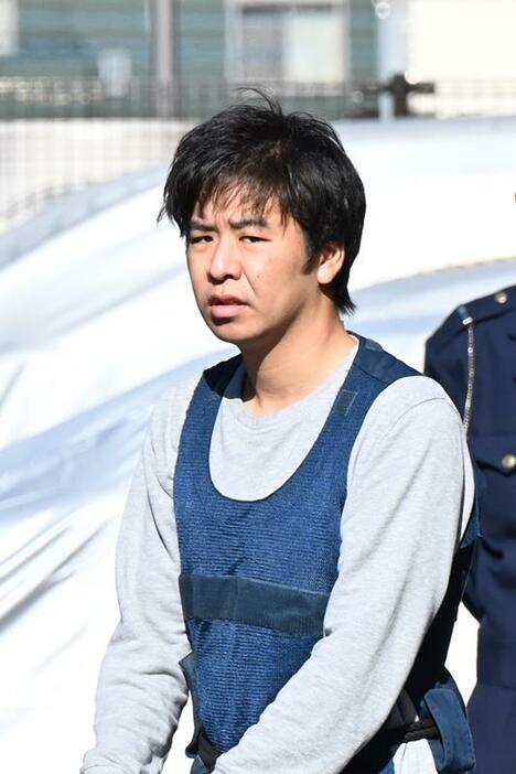 送検のため四街道署を出る金子優汰容疑者＝4日午前9時半ごろ、四街道市和良比