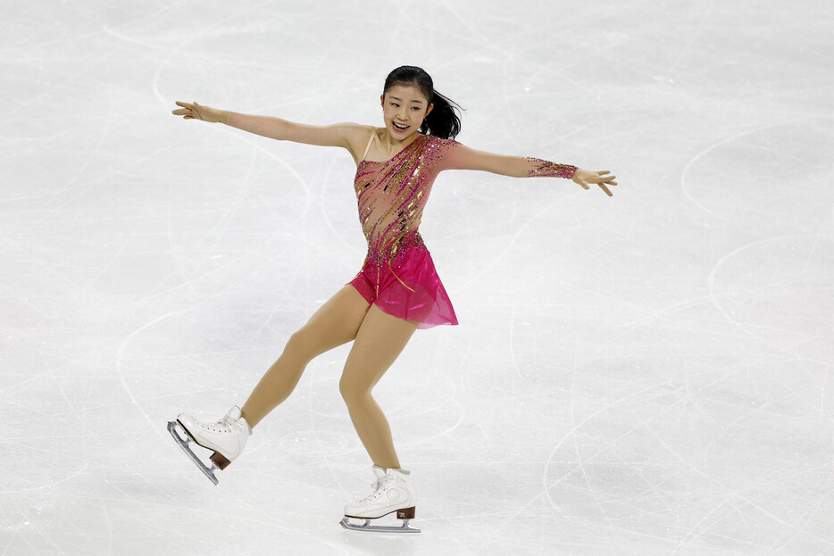 フィギュアスケートのグランプリ（ＧＰ）シリーズ第６戦、中国杯は２２日、中国の重慶で開幕し、女子ショートプログラム（ＳＰ）で千葉百音が７０．８６点でトップに立った。