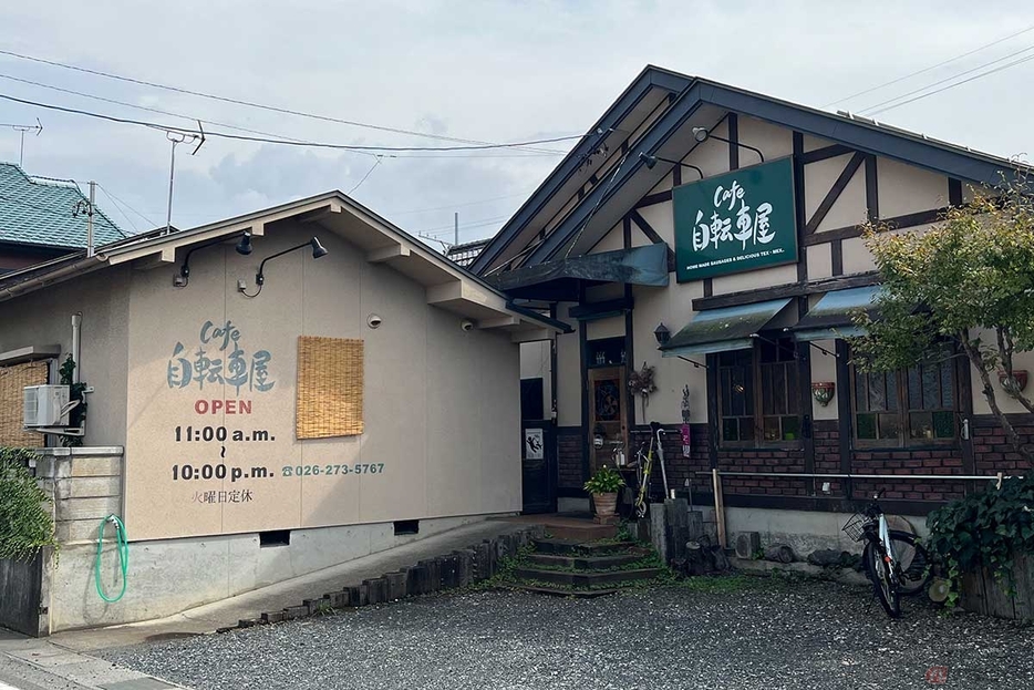 木組が美しい外観の「cafe自転車屋」