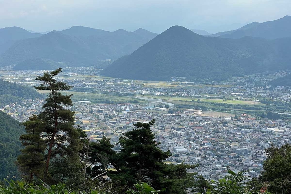 宮坂峠山頂付近から望む千曲川と市街地