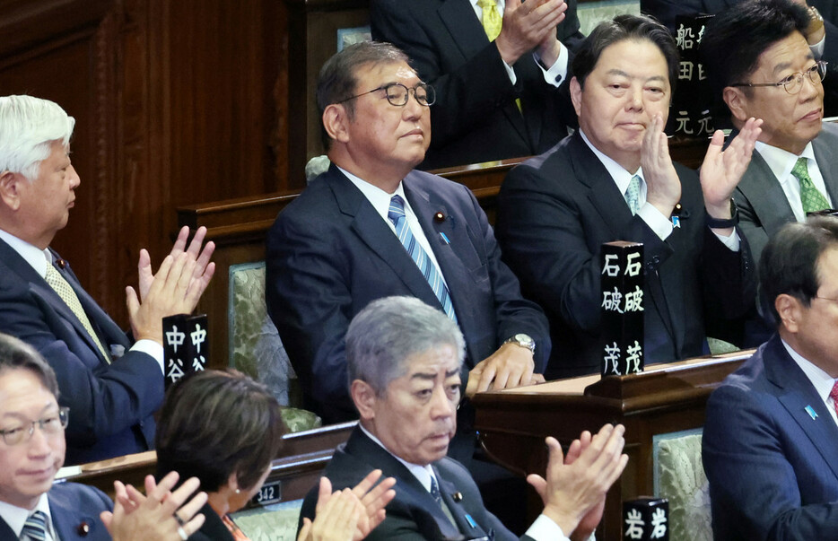 第１０３代首相に指名された石破茂首相（中央上）＝１１日午後、国会内