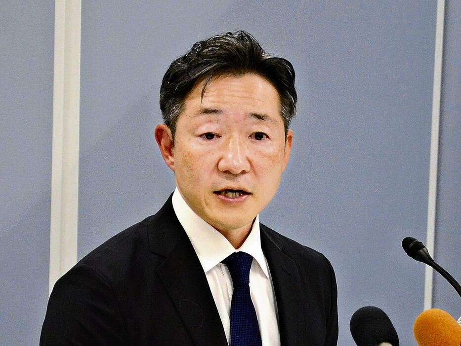 記者会見に臨む下条氏