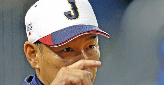 練習を見守る日本代表の井端監督