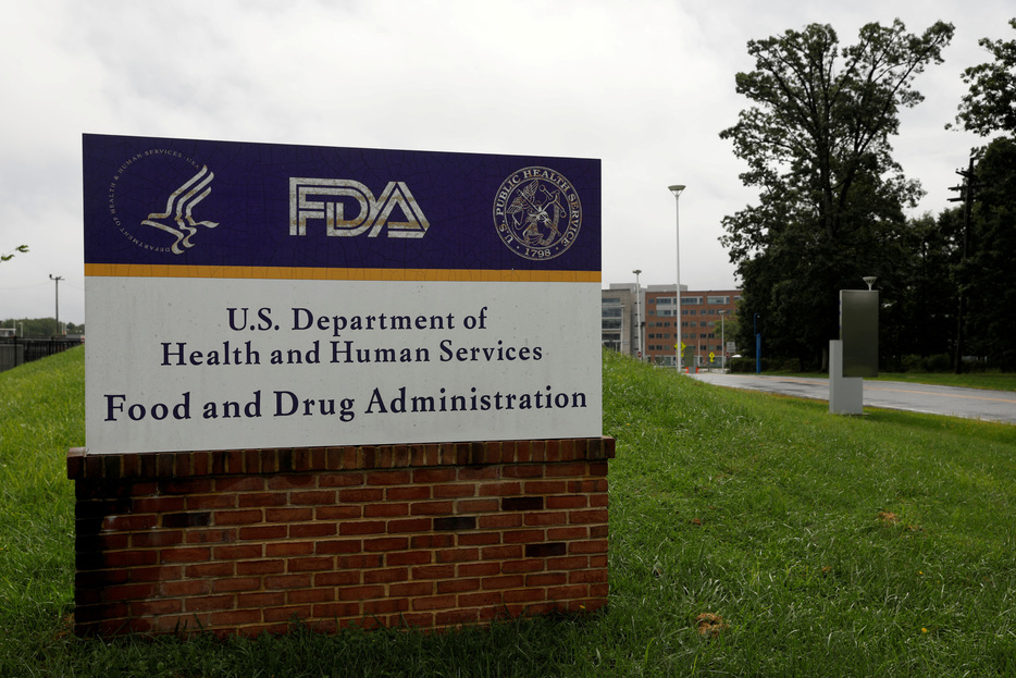 米食品医薬品局（ＦＤＡ）は２７日、米バイオ医薬品会社ブルーバード・バイオが開発した大脳型副腎白質ジストロフィー（ＣＡＬＤ）の遺伝子治療薬「スカイソナ」について、同薬の使用による血液がんの発症の追加報告を調査しており、規制措置が必要かどうか検討していると発表した。メリーランド州ホワイトオークで２０２０年撮影（２０２４年　ロイター/Andrew Kelly）