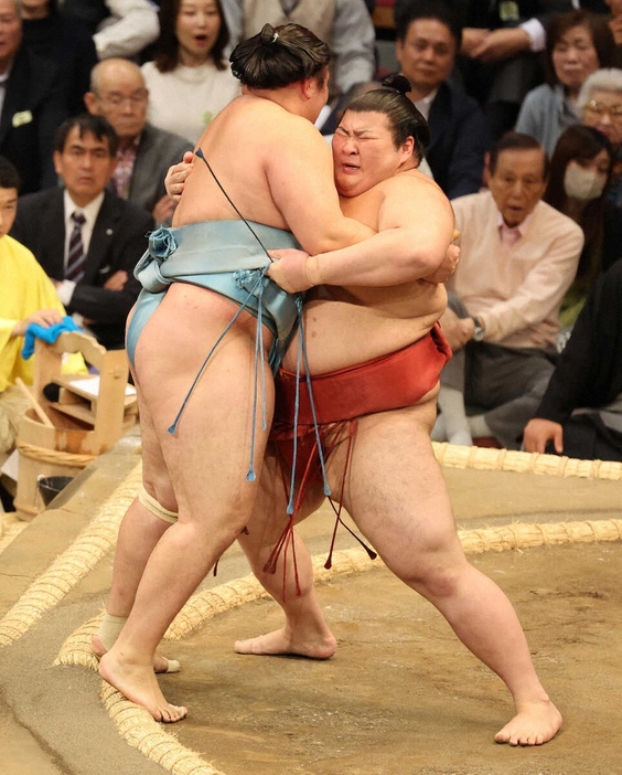 ＜九州場所2日目＞寄り切りで欧勝馬（左）を破る熱海富士（撮影・成瀬　徹）