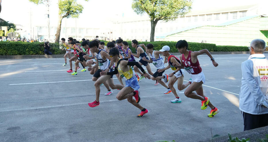 全日本大学駅伝　一斉にスタートする各チームの第1走者（撮影・森本幸一）