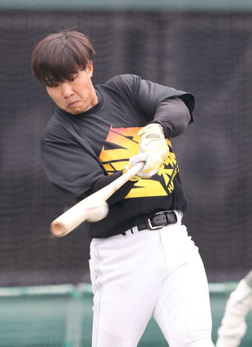 ロングティーで汗を流す井上（撮影・梅根麻紀）