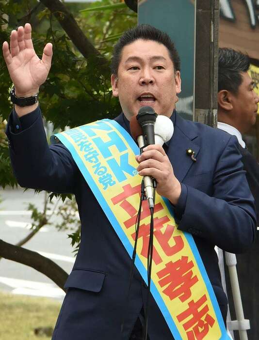 兵庫県知事選に立候補し、斎藤元彦氏を支援した立花孝志氏＝10月31日午前、神戸市中央区