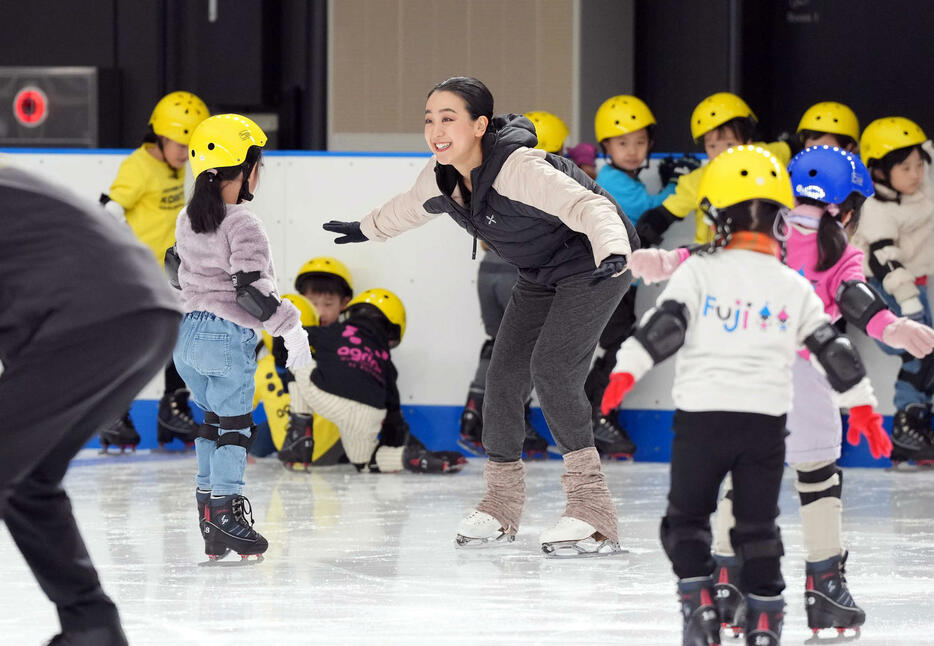 スケート教室で笑顔を燃せる浅田真央さん（撮影・たえ見朱実）