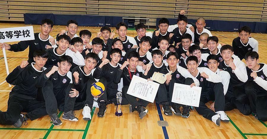 全日本バレーボール高校選手権の福岡県大会男子で14年連続16度目の優勝を達成した東福岡の選手たち＝9日、福岡市.