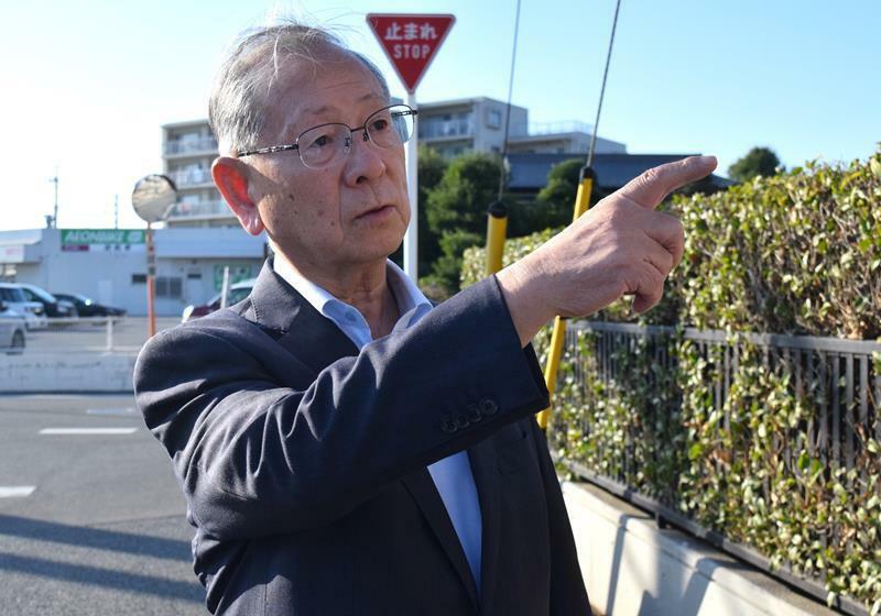 住宅での防犯対策について説明する平間さん＝松戸市