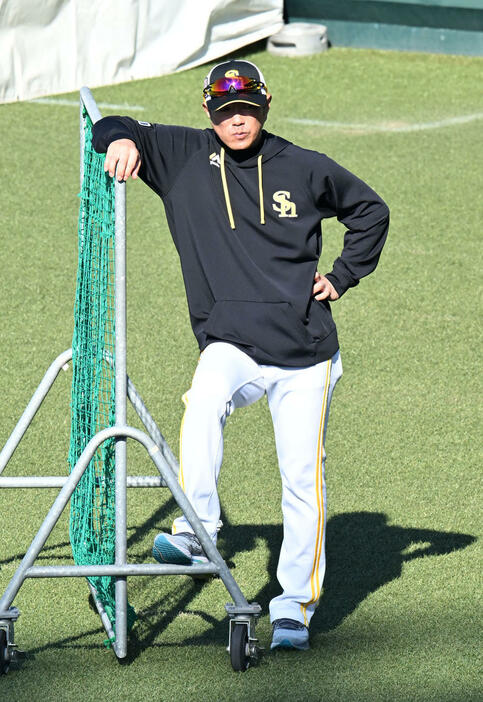 練習を見守る小久保監督（撮影・林敢治）