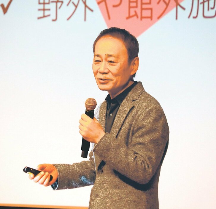 魚津水族館の現状を分析する中村さん