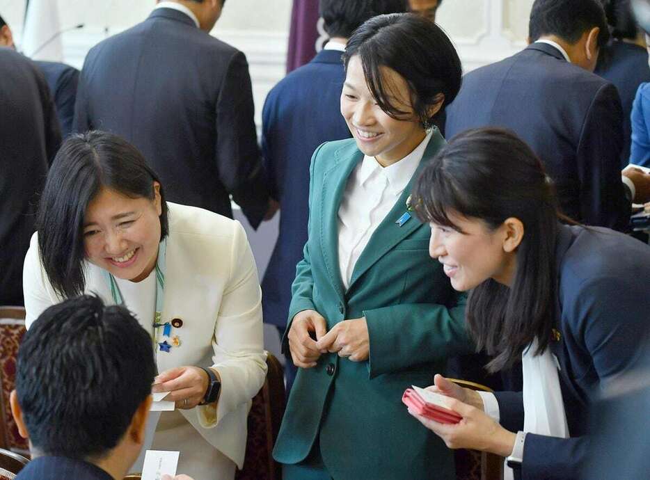 特別国会召集日の11日午後、自民党の代議士会にのぞむ（左から）向山淳、福田かおる、森下千里の各衆院議員＝国会（三尾郁恵撮影）