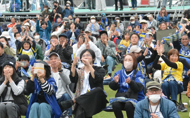 勝利でのJ2昇格決定に喜びを爆発させるFC今治サポーターら＝愛媛県今治市常盤町4で2024年11月10日、松倉展人撮影