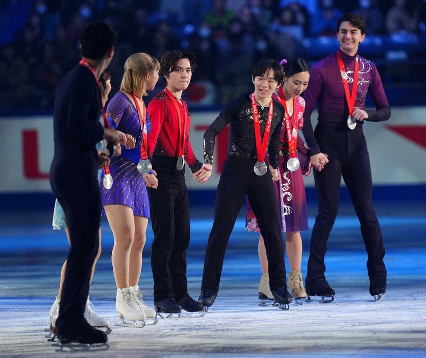 ＜NHK杯エキシビション＞北京五輪団銀メダルを披露する宇野昌磨さんら（撮影・長久保　豊）