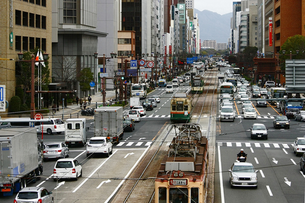 広電と路線バスが走る広島市街の国道54号。広島市役所方面を望む（画像：PIXTA）。