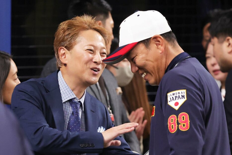 試合前、侍ジャパンの井端監督(右)にあいさつする中居正広