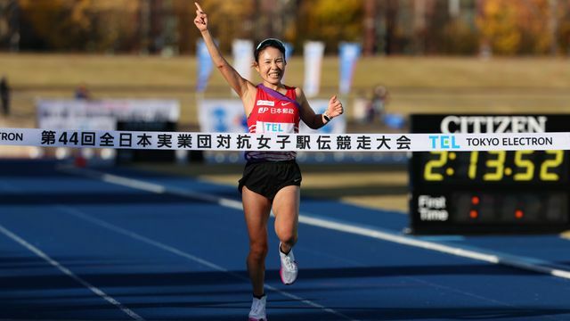 優勝のフィニッシュテープを切る太田琴菜選手(写真：長田洋平/アフロスポーツ)