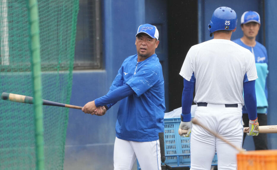 石川昂にアドバイスをする松中打撃コーチ（左）（撮影・森本幸一）