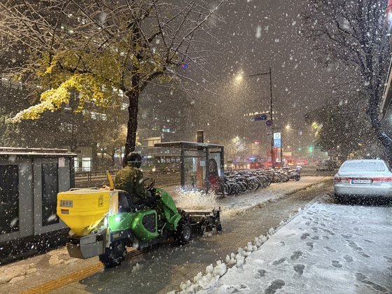 ２７日、大雪が降ったソウル鍾路区（チョンノグ）タプコル公園付近で環境美化員が除雪作業をしている。　チェ・ヘリ記者