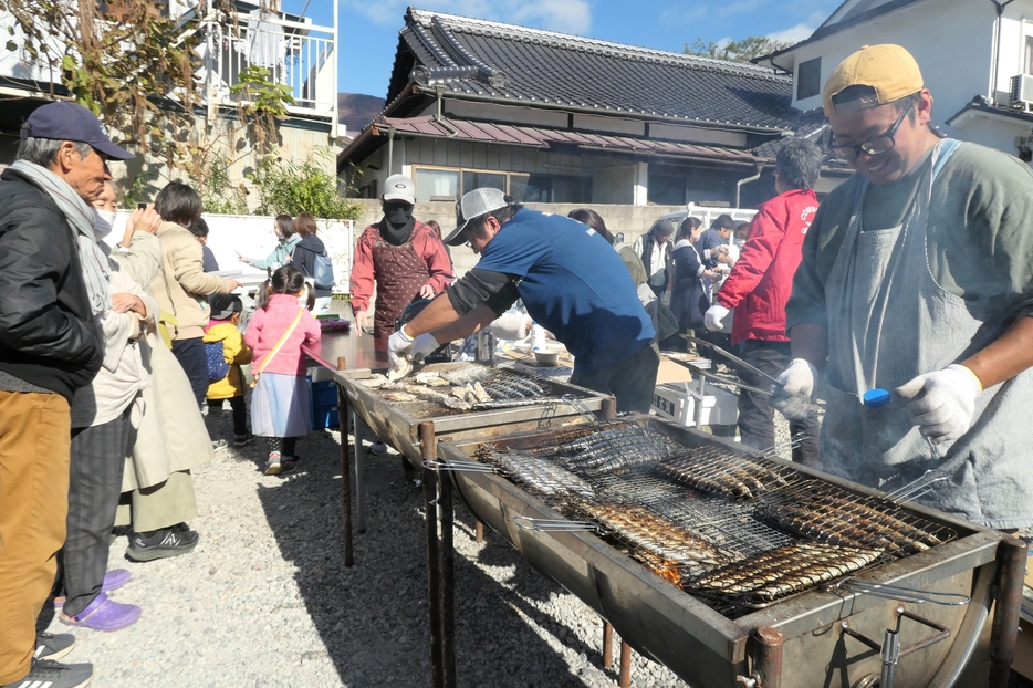 炭火で豪快にサンマを焼く新田自治会の若手役員ら