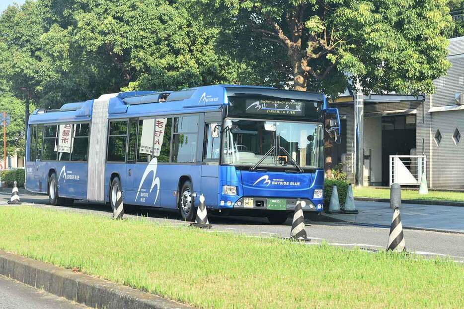 連節バスは路線バス運転手不足を解消する手段として注目されている。