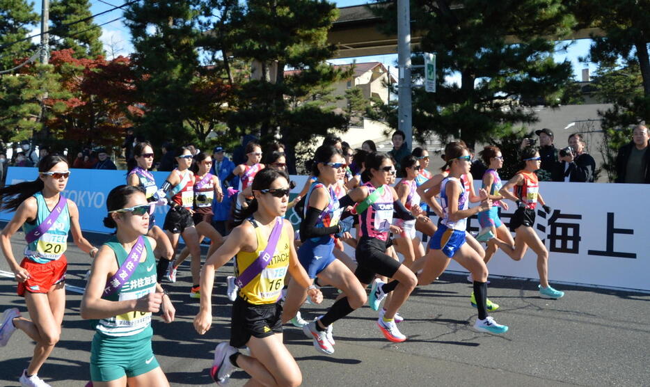 号砲を合図に、一斉にスタートを切る1区の選手たち（撮影・浜本神威）