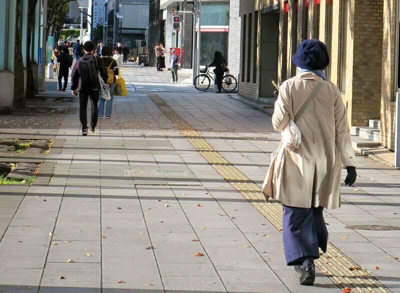 7日は千葉市内も冷え込み、上着を着込んで歩く人の姿が目立った