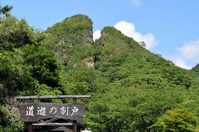 「佐渡島の金山」の象徴でもある露天掘り跡「道遊の割戸」=2024年6月5日、新潟県佐渡市、北沢祐生撮影