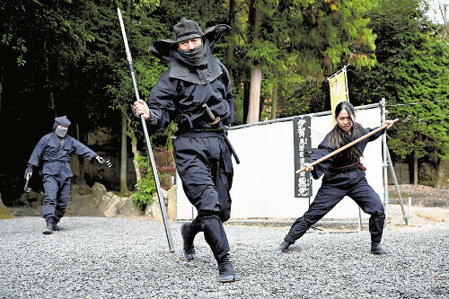 迫力ある忍術演武を披露する「黒党」メンバーら（三重県伊賀市一之宮の敢国神社で）