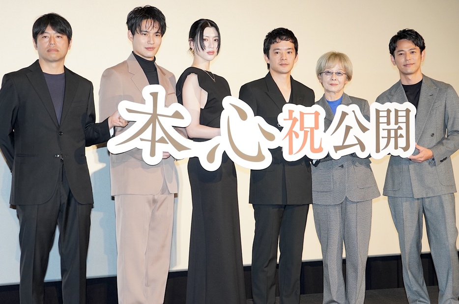 『本心』の公開記念舞台挨拶に池松壮亮、三吉彩花、水上恒司、妻夫木聡、田中裕子、石井裕也監督が登壇！