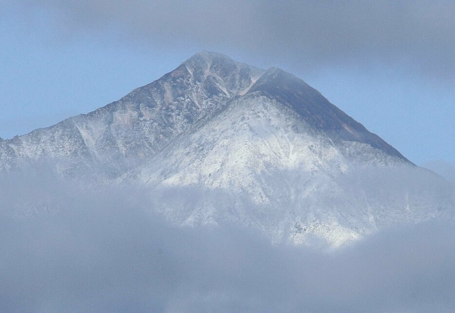 雲の間から常念岳の姿が見えた（19日午前7時34分、松本市の城山公園）