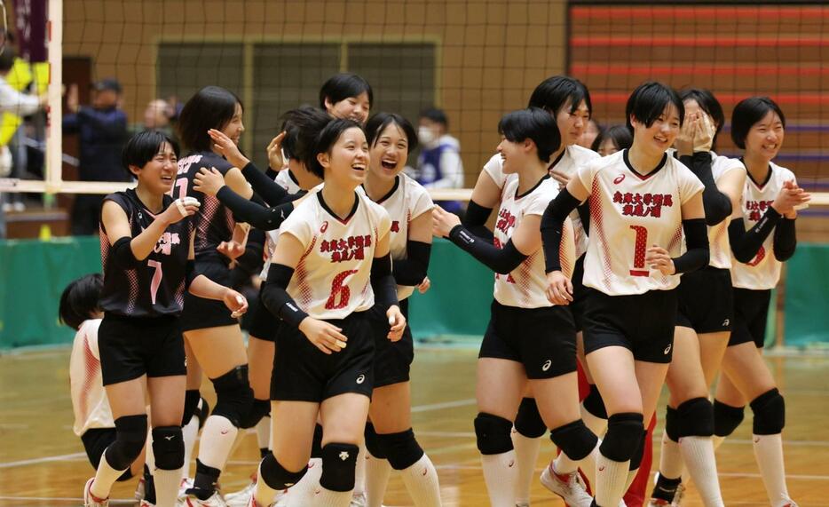 女子決勝で優勝を決め、喜ぶ須磨ノ浦の選手たち（撮影・小林良多）