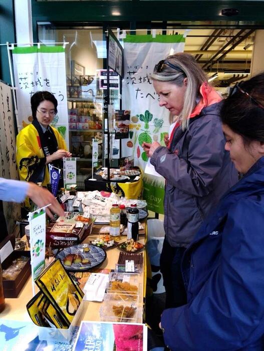 県がスイスで開催した「茨城フェア」。干し芋の試食や県産品の加工食品を販売した=2023年10月、ジュネーブ(県提供)