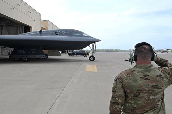 離陸するB-2「スピリット」爆撃機。後方に見えるのはホワイトマン空軍基地に造られたB-2専用ハンガー（画像：アメリカ空軍）。