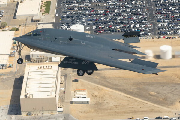 B-2のPDM作業が行われるカリフォルニア州パームデールのプラント42上空を飛ぶB-2「スピリット」爆撃機（画像：アメリカ空軍）。