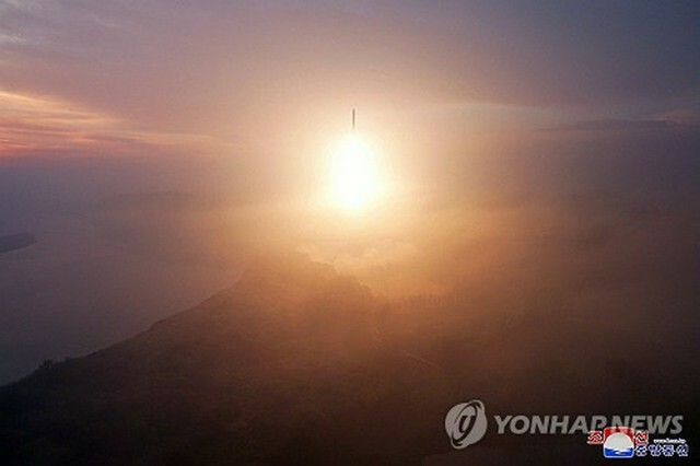 北朝鮮が10月31日に公開したICBM（朝鮮中央通信）＝（聯合ニュース）