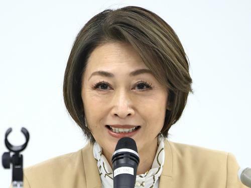 グループインタビューに応じる三原少子化相（１０月２９日、東京都千代田区で）＝松本拓也撮影