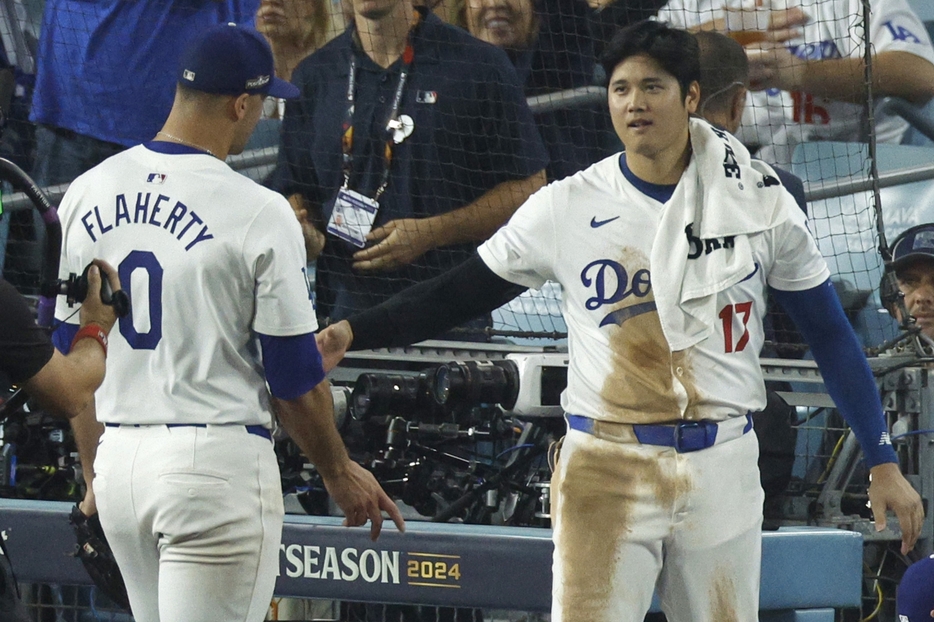 今夏にトレードでドジャースにやってきたフラハティ（0番）。しかし、世界一に貢献した彼との契約延長は限りなく難しい情勢だ。(C)Getty Images